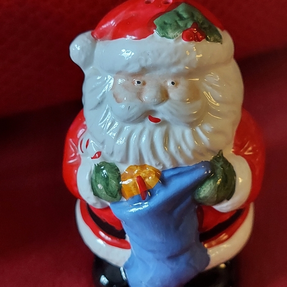 Vintage Santa & Mrs. Claus Salt & Peppers - Picture 4 of 12